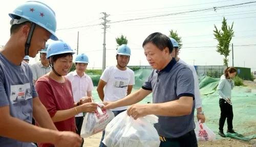 市住建局领导深入我司京泰路项目部“送清凉”